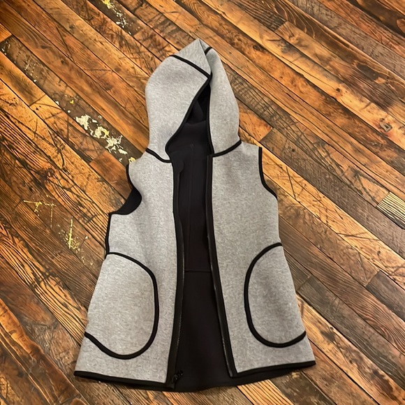 Lululemon reversible hooded vest. Size 4. - Picture 8 of 10